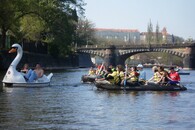 Zábava na Vltavě před Národním divadlem