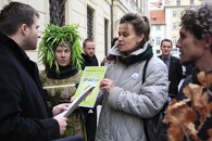 Členové sdružení Arnika předávají petici za větší ochranu stromů