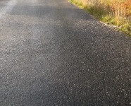 Asfaltová cesta v Jizerských horách po dešti