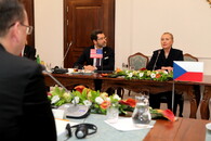 Hillary Clintonová na jednání s Petrem Nečasem