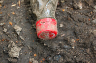 Vyhozená lahev Coca-coly