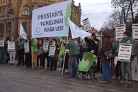 Demonstrace proti zakázkám na práce v Lesích ČR