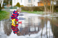 Chlapec v kaluži dešťové vody