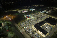 osvětlené parkoviště v noci