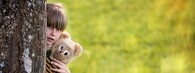 dívka u stromu