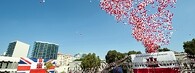 slavnostní vypouštění 30 tisíc balónků