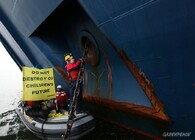 Greenpeace přivázaní ke kotvě