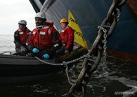 Greenpeace přivázaní ke kotvě