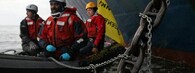 Greenpeace přivázaní ke kotvě