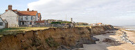 Pobřežní eroze v anglickém městečku Happisburgh