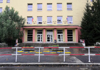 zábradlí před školou