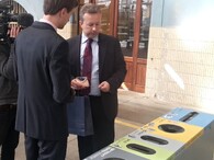 Richard Brabec hledí na koš na tříděný odpad