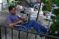 Muži s laptopem na klíně