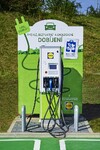 Rychlonabíječka na elektromobil u prodejny Lidl