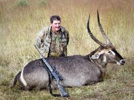 lovec s ulovenou antilopou vodní