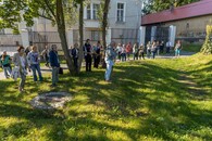 Průleh s regulační šachtou (a Jiří Vítek při výkladu) 