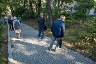 Mělké průlehy s přetokem do okolního terénu 