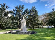 Velmi dobře založený a udržovaný trávník v Čelakovského sadech (a socha Elišky Krásnohorské) 