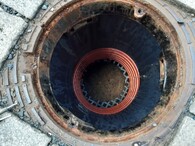 Revizní šachta společná pro prokořenitelný prostor všech stromů v pěší zóně u Národního divadla 