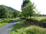 cesta s kamennou zídkou