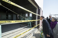 Pan Ki-mun při návštěvě zničené čistírny odpadních vod, Japonsko