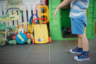 Dítě a jeho plastové hračky