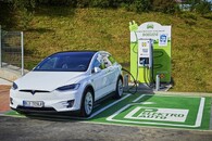 Rychlonabíječka na elektromobil u prodejny Lidl