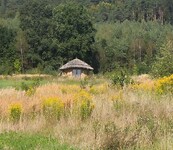 slaměný domek v permakulturní zahradě