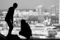 mladí lidé ve městě