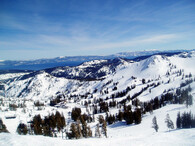 Zasněžené Squaw Valley v Kalifornii, Lake Tahoe na horizontu