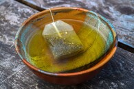 Keramický hrnek se sáčkem čaje