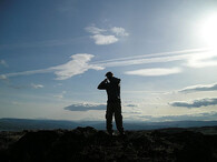 muž telefonuje na hoře