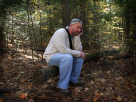 muž telefonuje v lese