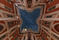 Broumovský klášter a noční obloha