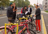 Aktivisté čekají před budovou ministerstva dopravy na příjezd Víta Bárty