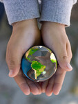 Zeměkoule v dětských rukou