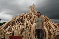 Přemysl Rabas při pálení slonoviny