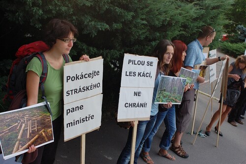 Demonstrace za odvolání ředitele parku Šumava Jana Stráského