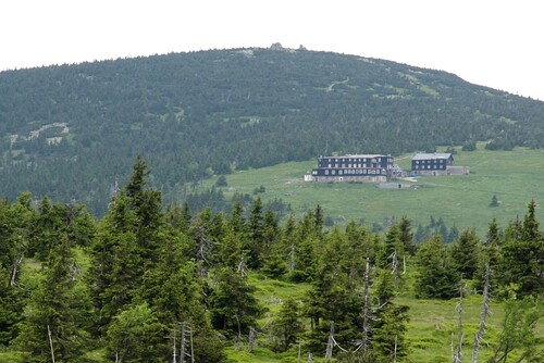 Petrova bouda, jak bývala vidět od Špindlerovky. Při husté oblačnosti je ovšem viditelnost bídná až žádná