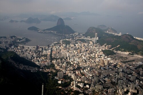 Jednotlivé čtvrti se rozlévají mezi strmými horami porostlými tropickým lesem, takže scenérie města se neustále proměňuje. Mohutné skály a hory vybíhají i do moře a dotvářejí opravdu uhrančivý půvab Ria. Pohled od sochy Krista Spasitele