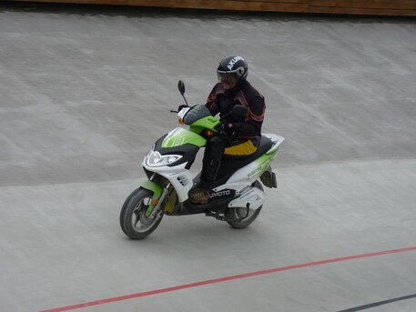 Elektrický skútr při cestě za světovým rekordem v ujeté vzdálenosti za 24 hodin, září 2011 v Praze.