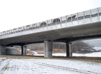 Estakáda zaručuje volný průchod pod komunikací všem skupinám živočichů. Důležitý je však typ podmostí, který musí být co nejpřirozenější (štěrk nebo asfalt není vhodný).