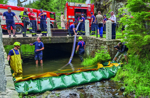 Spolupráce s hasiči patří ke klíčovým činnostem při prevenci rozsáhlých požárů. V krajině přirozeně chudé na vodní zdroje je často nutné přikročit ke kreativním řešením. Na snímku na míru vyvinutá vzdouvací přepážka pro malé vodní toky.