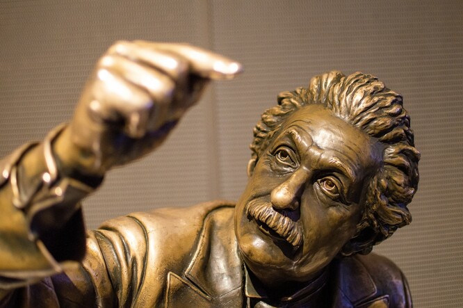 Albert Einstein. Známý citát o včelách velmi pravděpodobně není jeho.