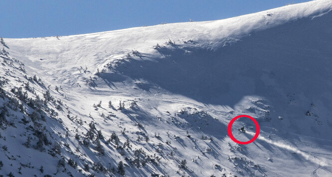 Čtyři terénní motocykly na pásech loňskou zimní sezónu v Krkonoších.