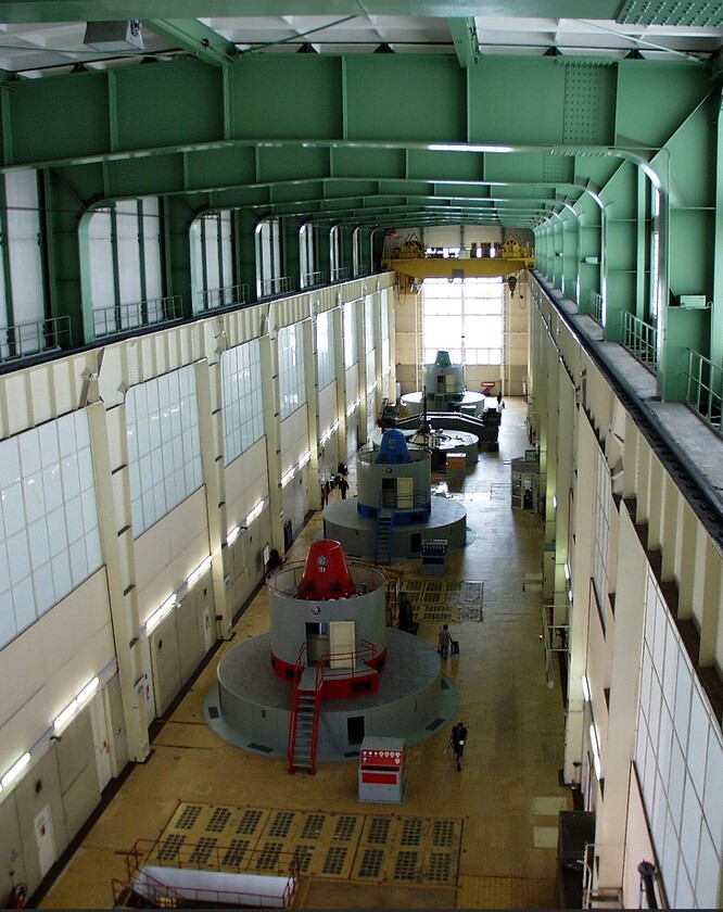 Strojovna vodní elektrárny Orlík s opravovaným třetím soustrojím v pozadí.