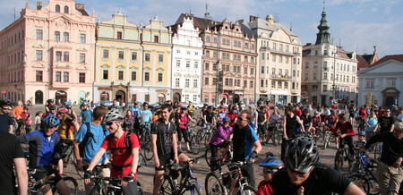 Desítky lidí na sportovních, horských i městských kolech, na koloběžkách či na tříkolkách vyjely v neděli do plzeňských ulic na tradiční jarní cyklojízdu (na obrázku) za lepší podmínky pro cyklisty. Plzeň letos plánuje do rozvoje cykloturistiky investovat desítky milionů korun. Připraveno je kolem 15 projektů. Budovat se budou oblíbené trasy (tzv. greenways) podél řek i část cyklostezky mířící z Plzně směrem do Brd. V Plzni je přes 75 kilometrů stezek pro chodce a cyklisty se společným nebo rozděleným provozem.