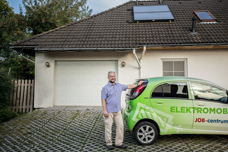 Rodina v Ostravě vybudovala systém získávání energie, který jí ročně ušetří desítky tisíc korun. Začalo to solární elektrárnou na střeše, pokračovalo systémem vytápění se solárním ohřevem a pořízením elektrického kola a dvou elektromobilů. Před domem rodina navíc vybudovala veřejnou nabíjecí stanici na elektromobily s dobrovolnou platbou.