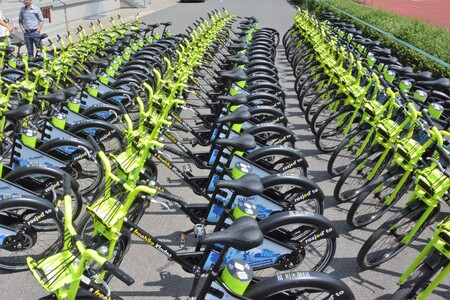 Lidé v Kladně mohou nově k přepravě po městě využívat sdílená kola s elektrickým pohonem. Sdílení kol funguje také v Praze, Brně, Olomouci, Teplicích nebo Českých Budějovicích. Půjčovny kol provozují ve středních Čechách i České dráhy, velký zájem o kola je například v Poděbradech a Nymburku. / Ilustrační foto