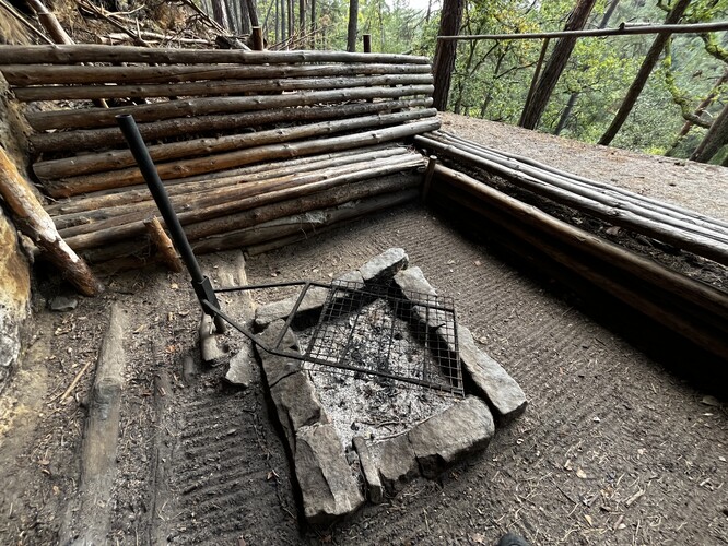 Ilegální tábořiště Swamp (GPS 50.5903433, 14.4520194, vlastník pozemku: Biskupství litoměřické). Skála je pokryta dehtem z ohňů, potenciální archeologické a paleoekologické nálezy zničeny terénními úpravami. Vzhledem k umístění na zalesněné skalní římse vysoké riziko vzniku požáru.